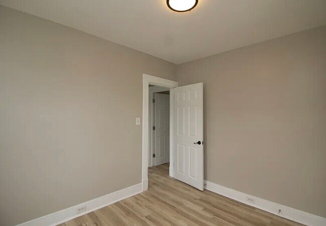 Building Photo - 403 Kingston Rd