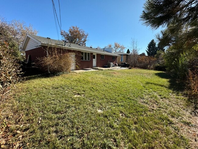 Building Photo - Private Lakewood Home