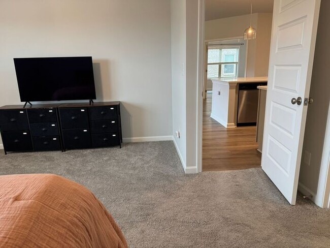 Building Photo - Extra Square footage, Mountain Views