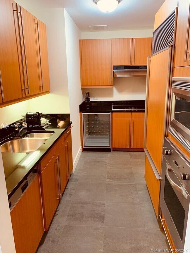 Building Photo - 1425 Brickell Ave