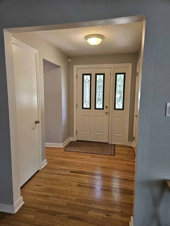 Building Photo - 3 Bedroom  Available June 8th  2026