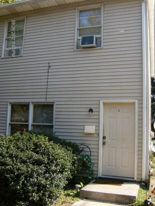 Building Photo - 4 Bedroom 3 Bath Townhouse