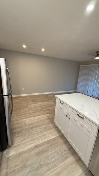 Building Photo - 500 Fairway Village Dr