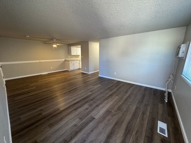 Building Photo - Newly Remodeled 3 bedroom 2 bath 2 car gar...