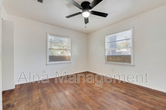 Building Photo - 867 Odie Dr