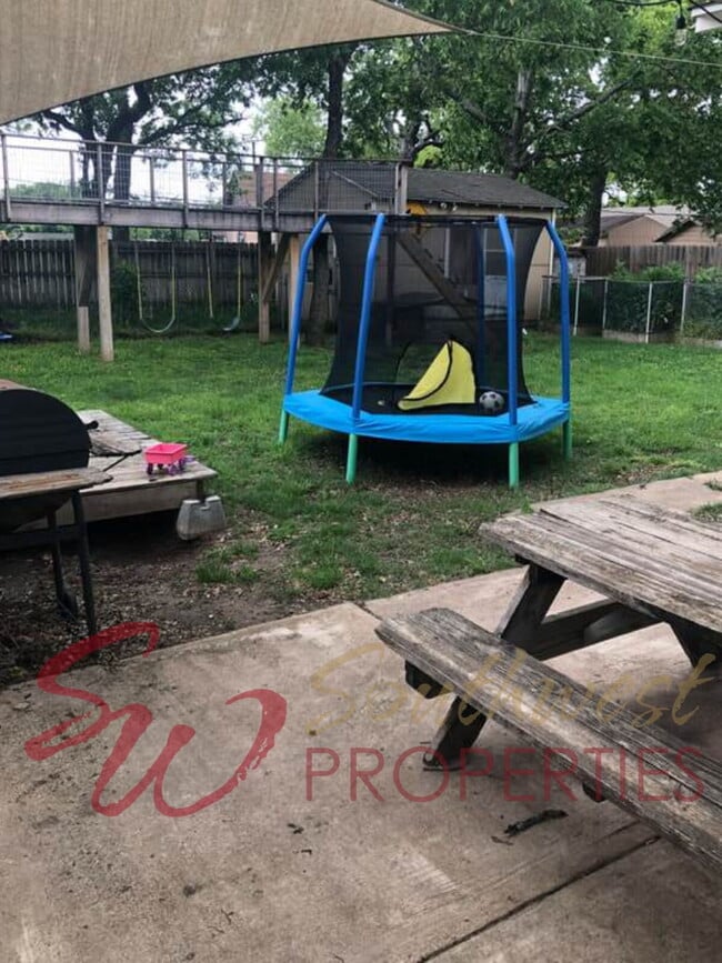 Building Photo - 2 Bedroom, 1 Bathroom with Awesome Backyard