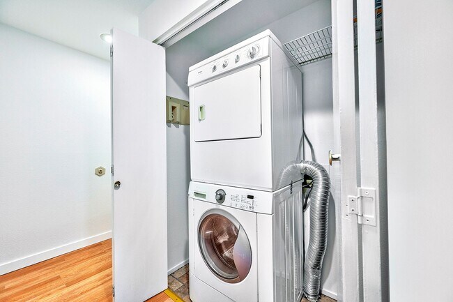 Building Photo - 2 bed 1.75 bath Apartment in Seattle