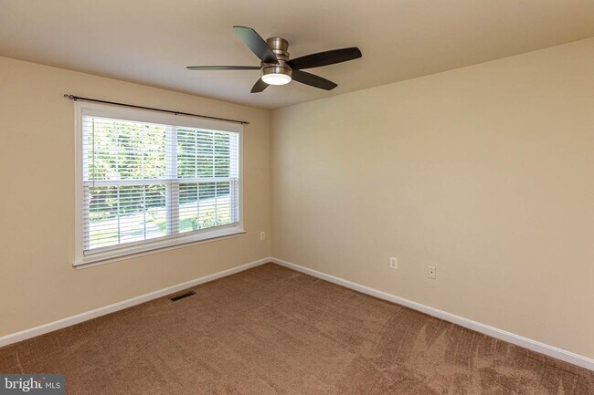 Building Photo - 34 Hidden Lake Dr