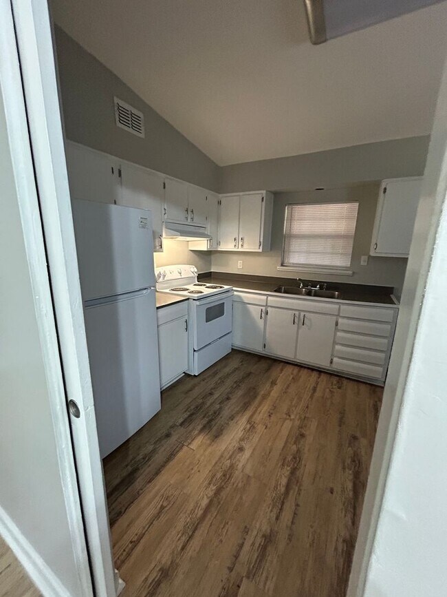 Building Photo - Move in now!