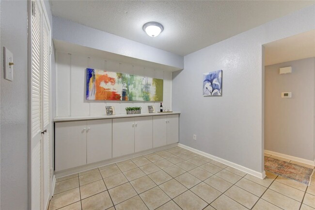 Building Photo - Newly Renovated 1 Bedroom 1 Bathroom  Avai...