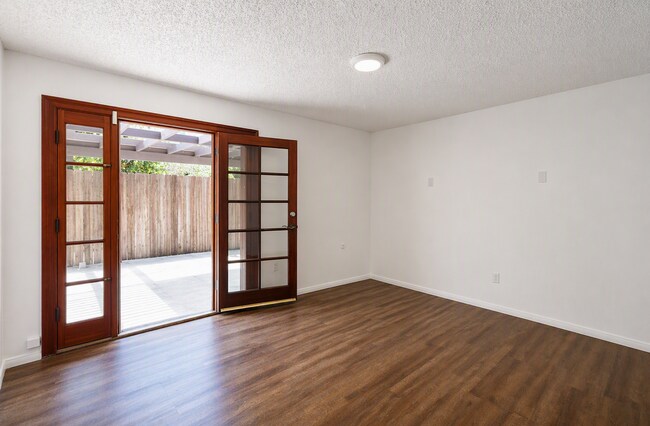 Building Photo - 220 Lilac Ct