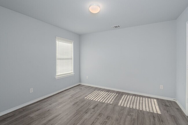 Building Photo - 811 Emerald Dr