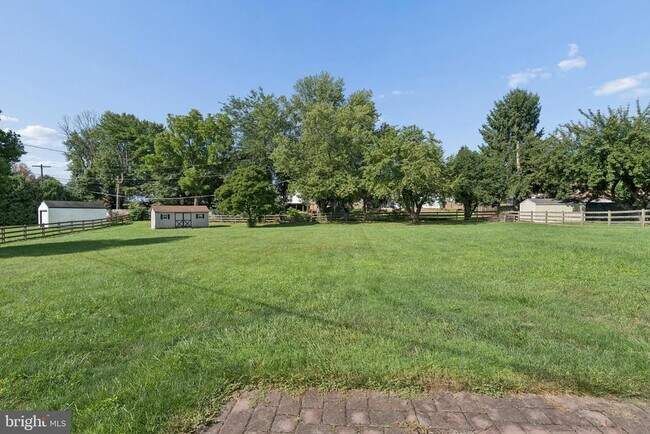 Building Photo - 8109 Broadview Dr