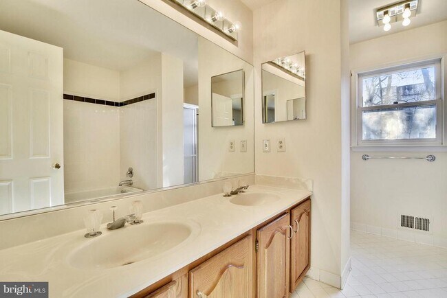 Building Photo - 3023 Oakton Meadows Ct