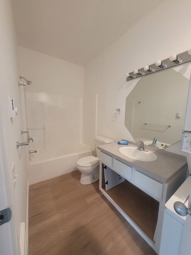 Building Photo - Remodeled One Bedroom with Large deck - H ...