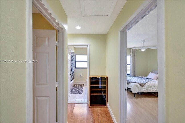Building Photo - 10425 Bermuda Dr