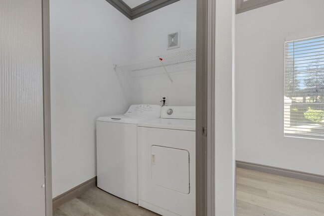 Building Photo - Gorgeous highly upgraded 2 bedroom condo