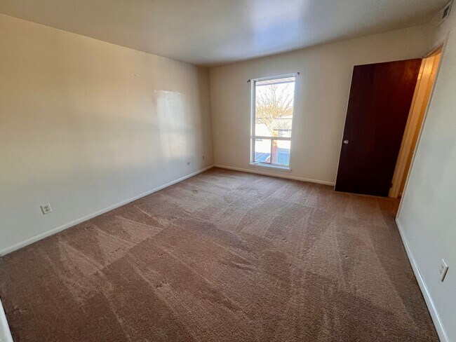 Building Photo - Fox Chapel  - 2 Bedroom 1.5 Bathroom - Townhome