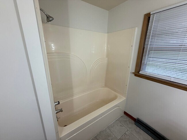 Building Photo - 2102 Woodlea Dr