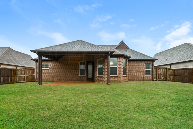 Building Photo - Stunning Brick Home in Oakland, TN