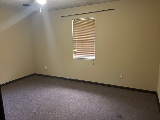 Building Photo - 2 Bed 1 Bath Duplex