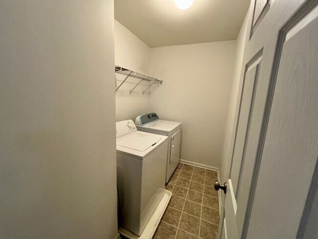 Building Photo - Spacious Move In Ready Townhome on Johns I...