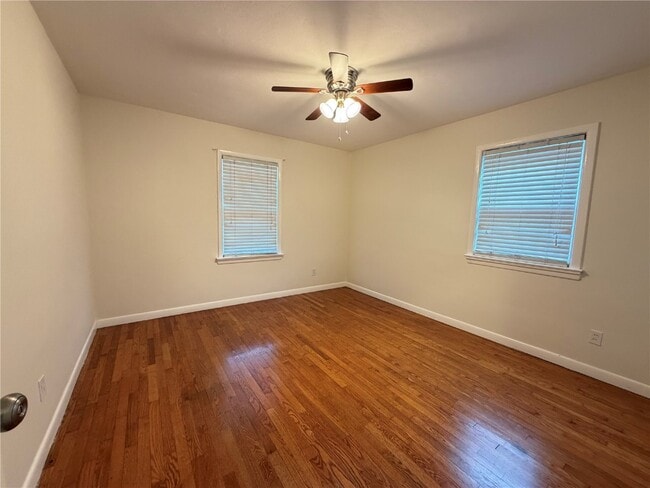 Building Photo - 854 Loekes Dr