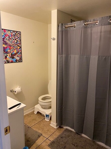 Full bath - 252 Semple St