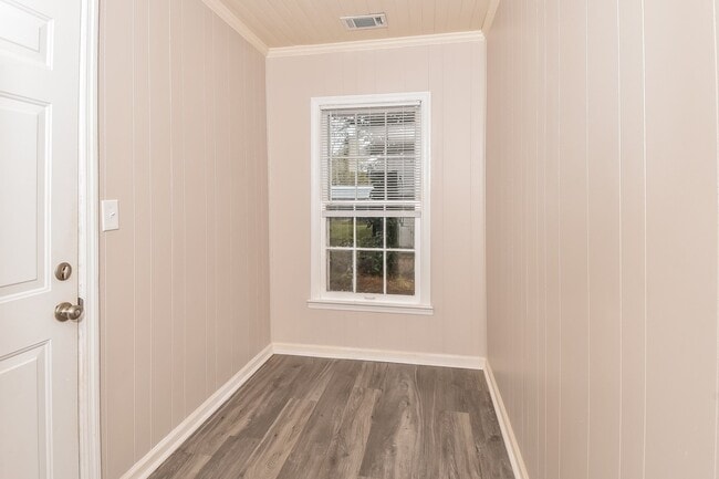 Building Photo - 2117 Roosevelt Dr