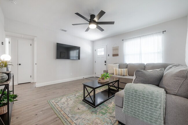 Building Photo - 2400 34th Ave N