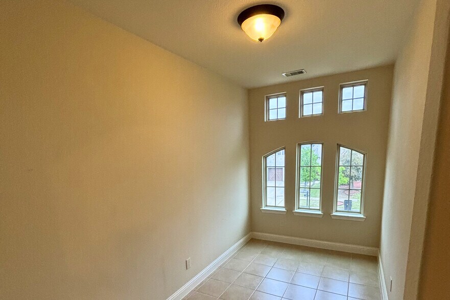 Building Photo - 5547 Lightfoot Ln