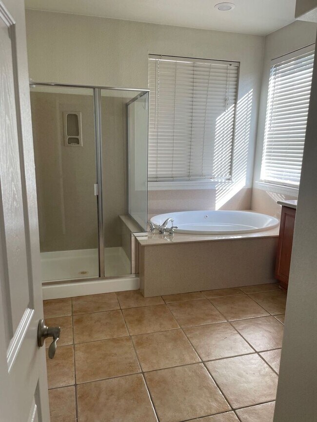 Building Photo - Beautiful 5 Bedroom 3 Bath Home in Twelve ...