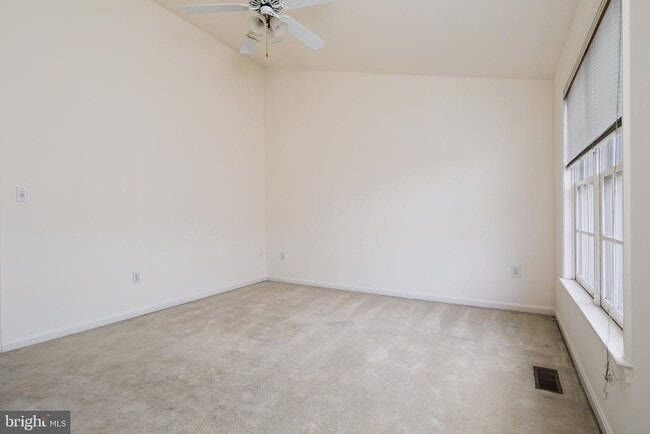 Building Photo - 1122 N Vernon St