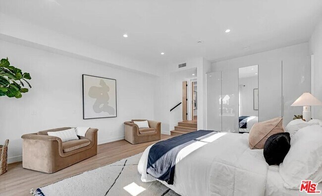 Building Photo - 418 N Bowling Green Way