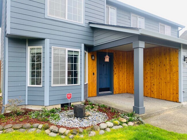 Building Photo - 812 Lark Dr