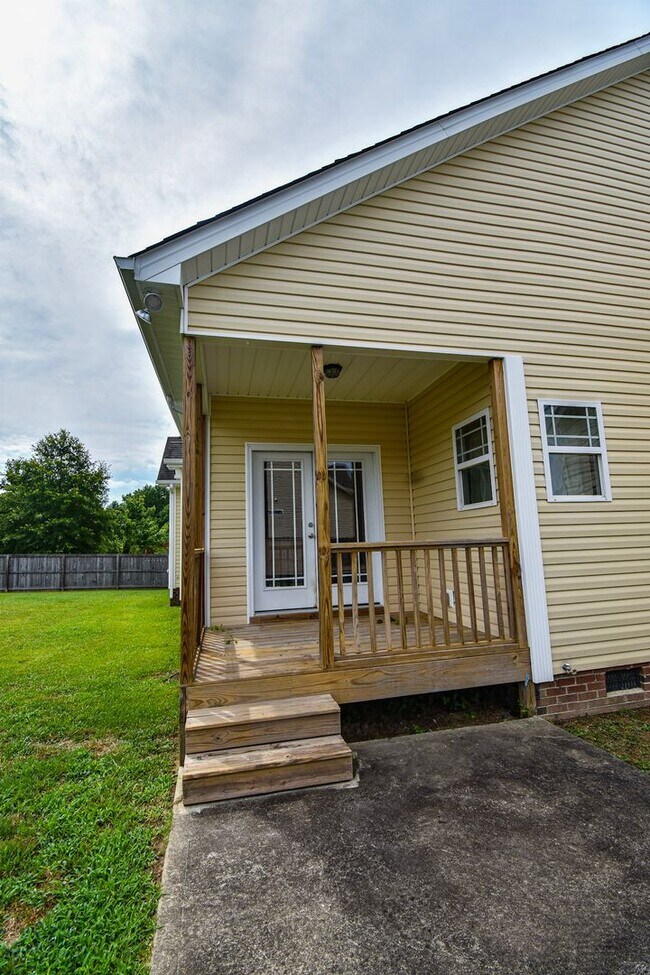 Building Photo - Coming Soon!   3 Bedroom 2 Bathroom With a Bonus: Small Dogs Okay