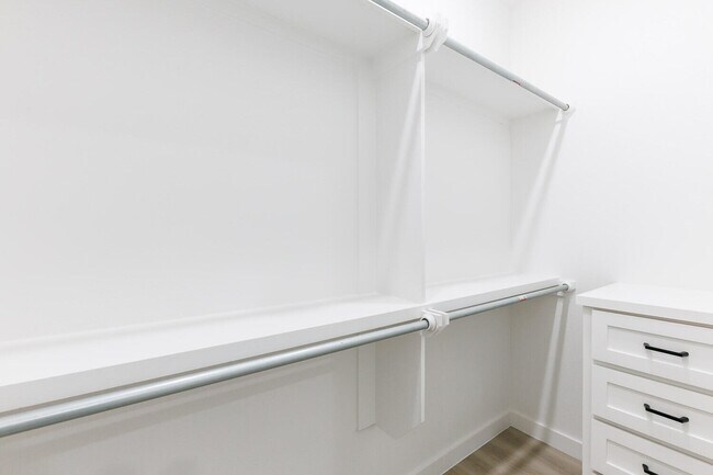 Building Photo - 1704 Elkhart Ave