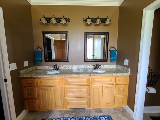 Building Photo - 195 Tennis Ranch Rd