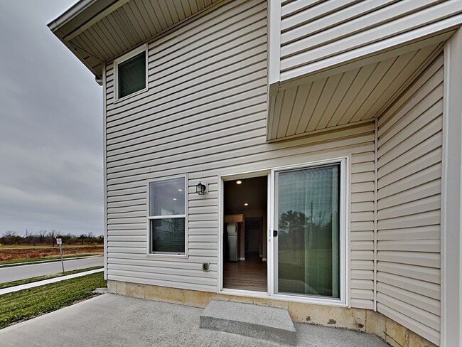 Building Photo - 3 BR/2.5BA | Newly Renovated Single Family Home | 1-Car Garage Parking | Community Pool!