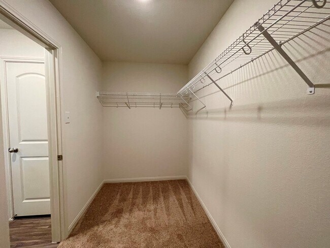 Building Photo - 313 Cres Park Dr