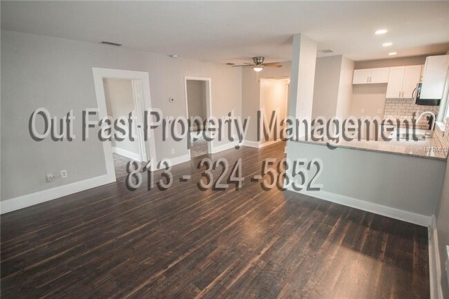 Building Photo - 226 SW Lincoln Cir N, St Petersburg Fl 33703