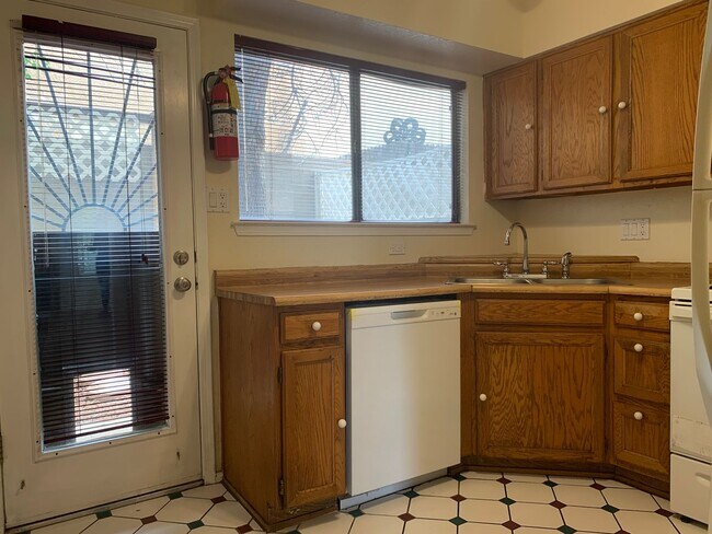Building Photo - Townhome Style 2bed/1.5 bath
