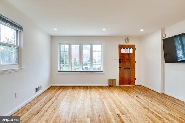 Building Photo - 5513 Chillum Pl NE
