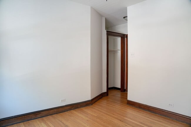 Building Photo - Lakeview / Southport Corridor - 2 Bed / 1 ...