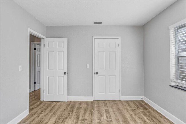 Building Photo - 223 Pinehurst Dr