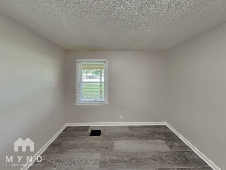 Building Photo - 907 Briar Ct