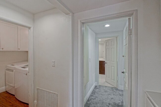 Building Photo - NICELY REMODELED, 2BR2.5BA, 1700 SQ FT CON...