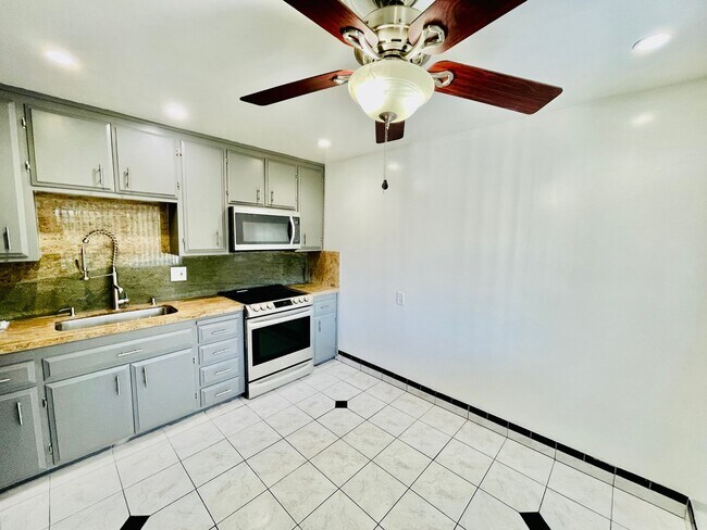 Building Photo - 640 Pinewood Dr
