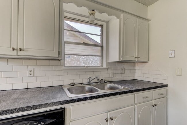 Building Photo - Cozy & Stylish Living Near ESA Park with F...