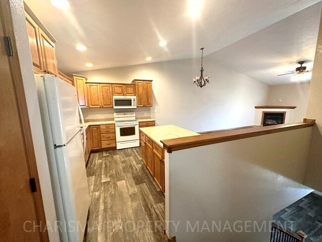 Building Photo - 4 BEDROOM, 2 BATH TOWN HOME, PET FRIENDLY, AMENITY FILLED, DOUBLE ATTACHED GARAGE!
